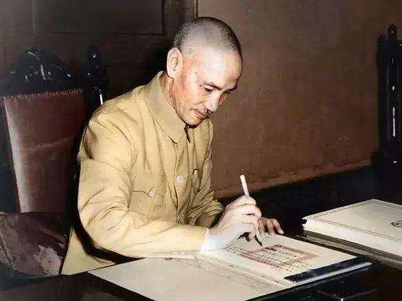 1962年，毛主席在天安門城樓走後又折回同一個人握手：你還好嗎？