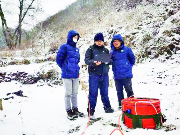 北京市生態地質研究所物探技術人員在野外探測工作