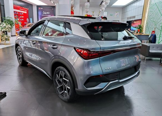 比亞迪元PLUS到店！13&period;28萬起軸距2米72，龍顏3&period;0設計，不香嗎？