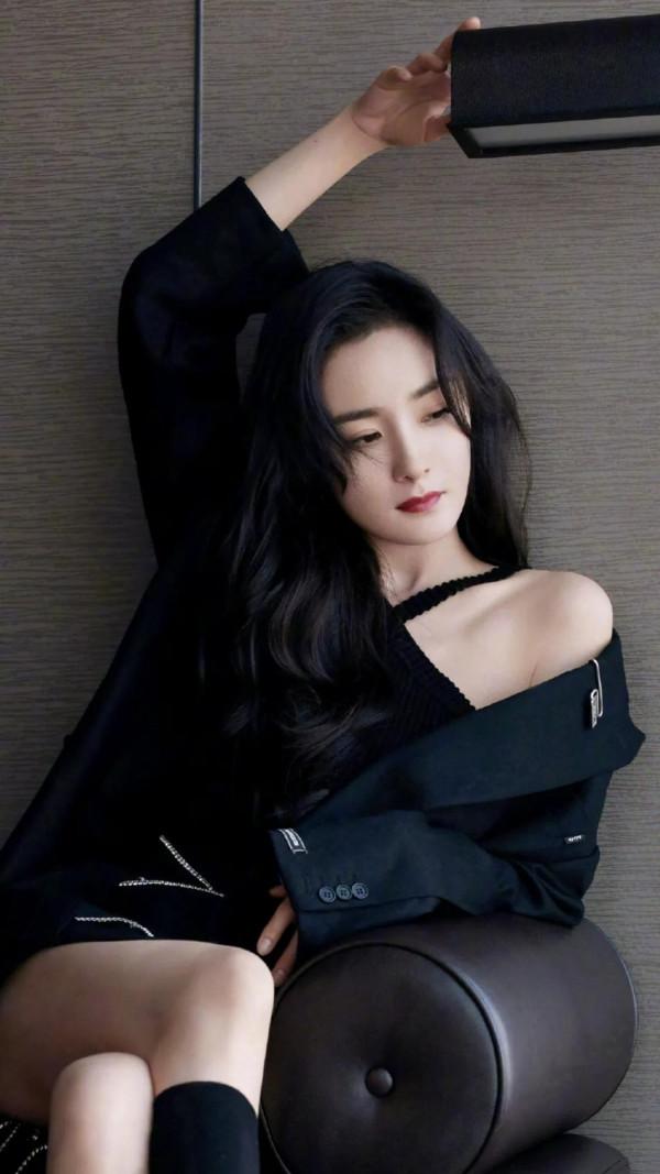 絕世美人楊冪，今日率性迷人，氣場全開，沉醉在你的魅力之中