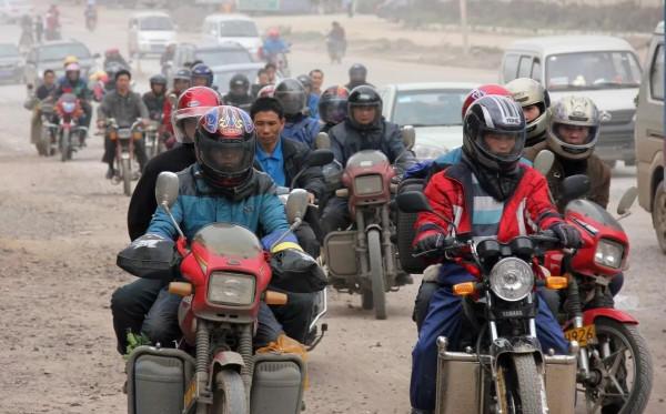 年關將近，“鐵騎大軍”又踏回鄉路，農民工為啥不選擇其他方式？