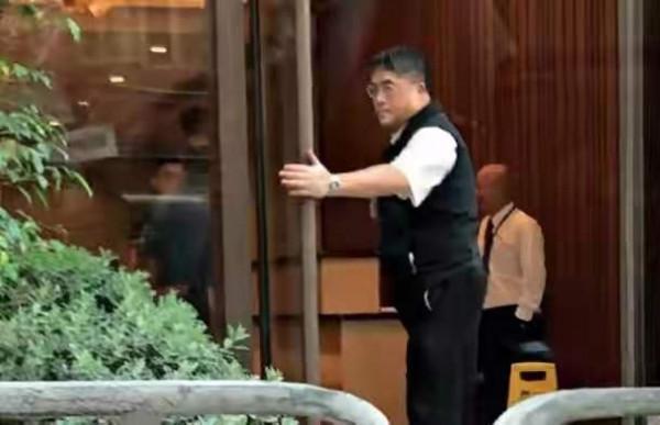 港星李中寧：生意失敗後，66歲做保安，從未找妹妹“許仙”接濟