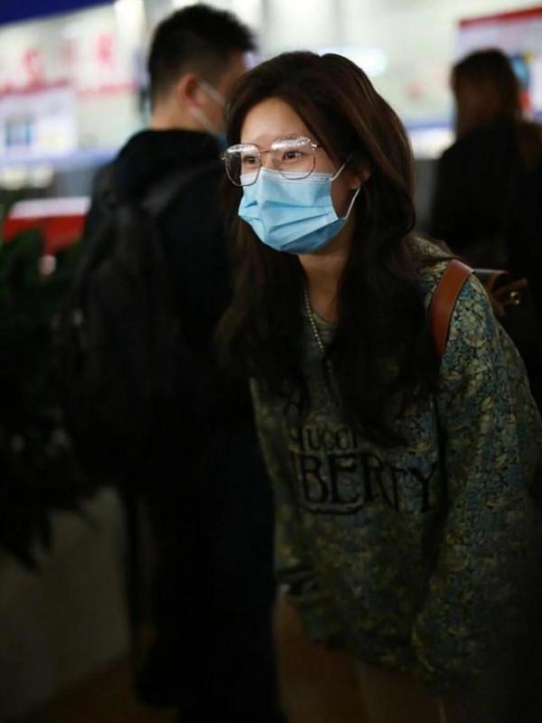 沒有美顏後的趙露思好憔悴，戴口罩難掩疲態