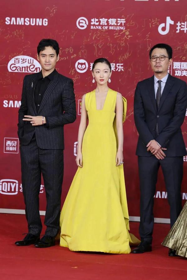 北京電影節紅毯:鞏俐一女拖四男,梅婷胸前掛月餅,周冬雨顯老氣 北京電影節紅毯:鞏俐一女拖四男,梅婷胸前掛月餅,周冬雨顯老氣