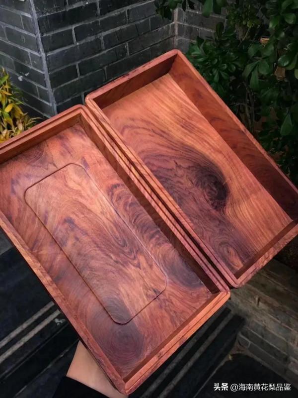 「首飾盒」越南黃花梨紫油梨老料材質堅實溫潤，鬼臉紋理舒展靈動