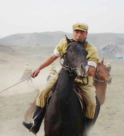 硬漢王挺：父母離異有淚，38歲幫爸爸還完債後，父子倆抱頭痛哭