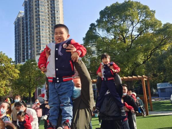 沐浴初冬暖陽 運動伴我成長——石化一幼舉行小班組親子運動會