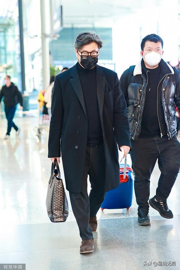 王嶽倫All Black造型低調現身 穿大衣麂皮鞋沉穩有型