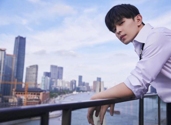 RogerVivier品牌代言人鄧倫,今日份成熟穩重又酷又帥的大男孩 RogerVivier品牌代言人鄧倫,今日份成熟穩重又酷又帥的大男孩