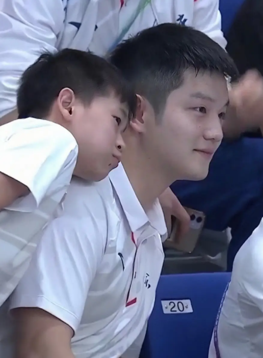 全紅嬋真的有社交牛逼症吧,合影靠在鞏立姣手臂上,特別可愛 全紅嬋真的有社交牛逼症吧,合影靠在鞏立姣手臂上,特別可愛