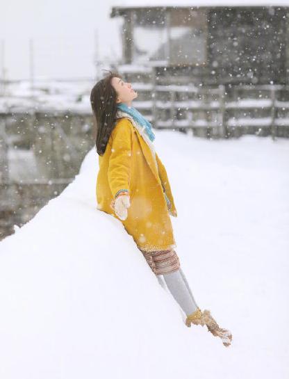 秦嵐簡約系穿搭，完美展現春天的氣息，逆生長的她太美了