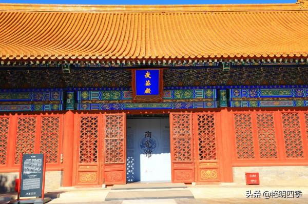 走故宮西路，先看那燦若星河的各代瓷器，彷彿踏入流淌的歷史長河