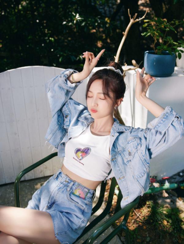 吳宣儀綜藝劇照釋出,淺藍色牛仔清新靈動,丸子頭俏皮減齡 吳宣儀綜藝劇照釋出,淺藍色牛仔清新靈動,丸子頭俏皮減齡