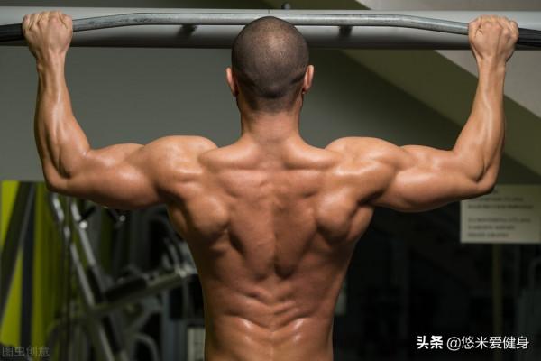 引體向上硬拉8個，已經屬於高手級別，背部和手臂肌肉力量強大