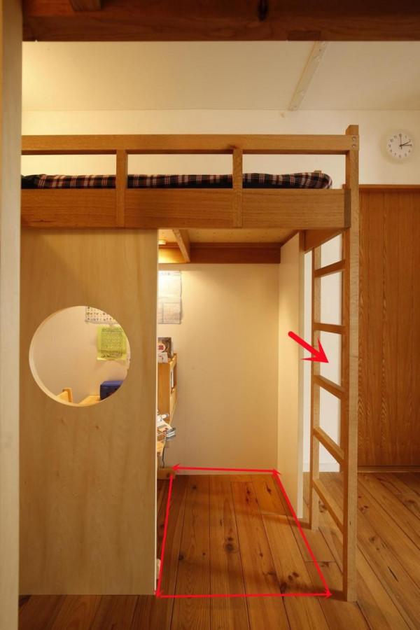 一間兒童房，雙床都抬高，又架出來2個學習區，2個孩子住也不擠