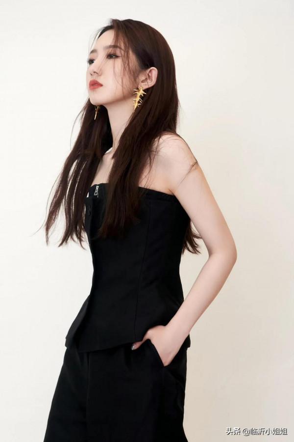 孟美岐，人氣爆棚的流量藝人，清純唯美少女感十足，甜美可人