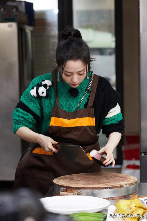 張靚穎穿搭越來越有少女感！綠色與黑色拼接的毛衣，時髦又減齡