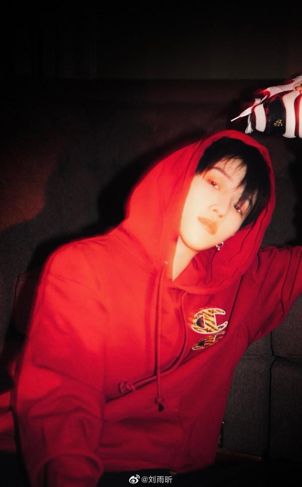 一起來get酷girl劉雨昕的元旦穿搭吧