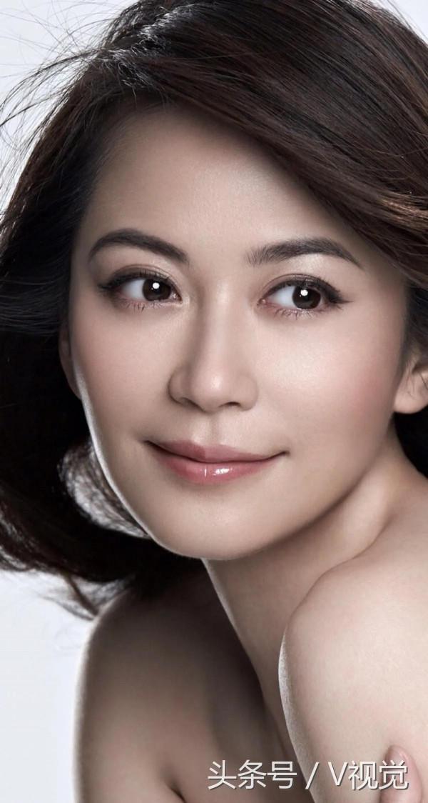 俞飛鴻身輕如燕，踏雪無痕，欣賞雪景太美了