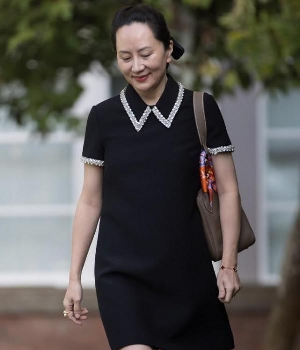 孟晚舟迴歸祖國，一襲波點裙從容自若，自信的態度讓人敬佩