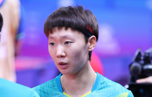 國乒主帥登上熱搜！4塊螢幕同時看比賽，直呼打瘋了，沒時間吃飯