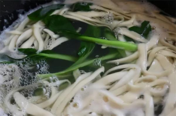 想吃刀削麵不用出去吃，手把手教你在家做出來，勁道爽滑，超簡單