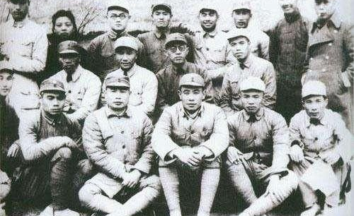 高郵戰役，粟裕接見投降的日本軍官，巖奇大佐雙手捧起一把紫光刀