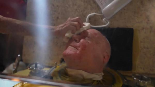 為了活命，男人在鐵桶中一躺就是70年，一生從未離開過鐵桶