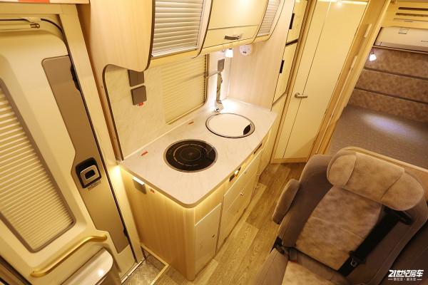 福特新全順底盤打造，不懼限高，自由出行！實拍卓美亞卓越X3房車