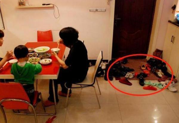 上海發現一戶人家,門口從不亂堆鞋子!瞧人家這佈置,乾淨又衛生 上海發現一戶人家,門口從不亂堆鞋子!瞧人家這佈置,乾淨又衛生