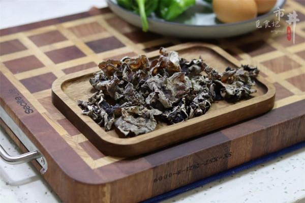 木耳、雞蛋和辣椒，一起炒真是絕配，素菜也能吃得津津有味，真香