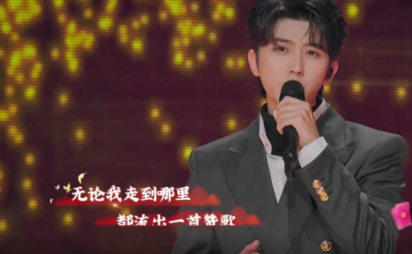 “南北”雙臺跨年：唐嫣美豔、王鷗搶鏡，楊冪眼妝像“發光眼屎”