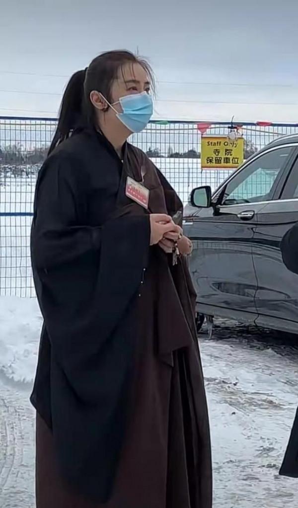 王祖賢拜佛被偶遇，特地換上布衣好虔誠，臉像三十歲駝背卻太減分