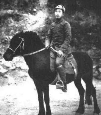 1950年土匪殺害我軍幹部後逃入深山，主席：派坦克推平，務必全殲