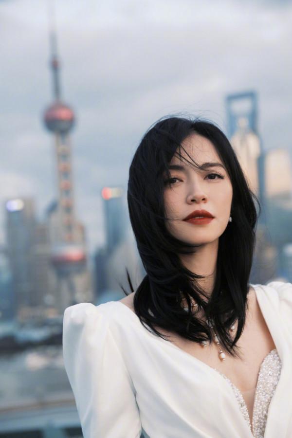 42歲姚晨罕見不秀身材！穿白裙優雅又端莊，氣質出眾真惹人羨慕