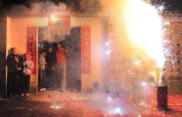 玉河村往事之六（烈火煉人心）講述了一場大火燒光那些人的遮羞布