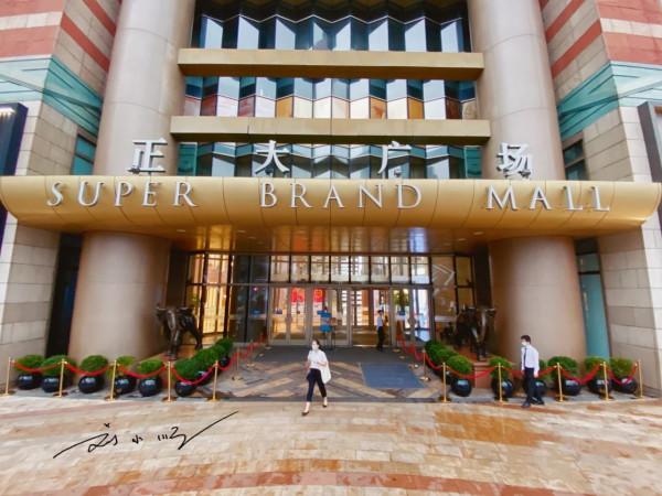 上海東方明珠對面的老牌商場，來自泰國，80後表示：名字太熟悉