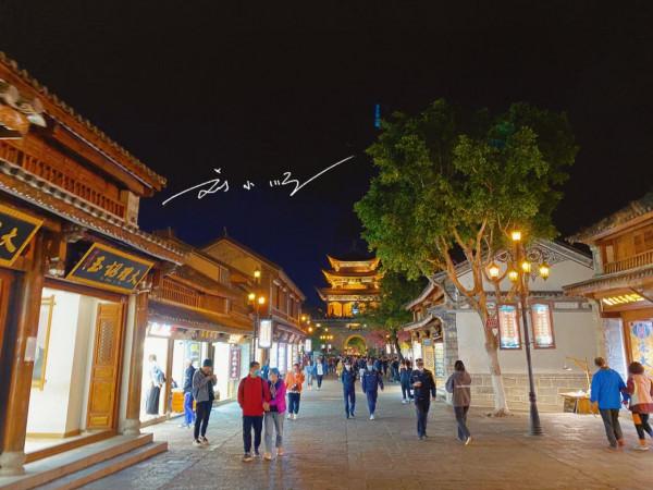 大理古城的夜晚擺滿地攤,有人覺得很有特色,有人卻覺得煞風景 大理古城的夜晚擺滿地攤,有人覺得很有特色,有人卻覺得煞風景