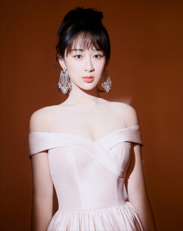 楊紫怎麼長成這樣了？扎高馬尾扮嫩，針織衫配皮短褲卻土得飛起