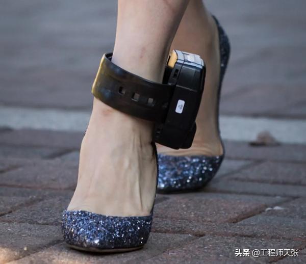 孟晚舟無罪獲釋回國！揭秘她曾佩戴的電子腳釦，讓人心疼