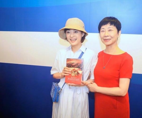 孫儷在遊樂園被拍，穿連帽皮衣搭毛衣，一身中年婦女的打扮