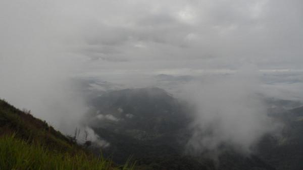 小夥徒步探秘深山三國邊境，險些踏空跌入懸崖，幾乎沒遊客到過