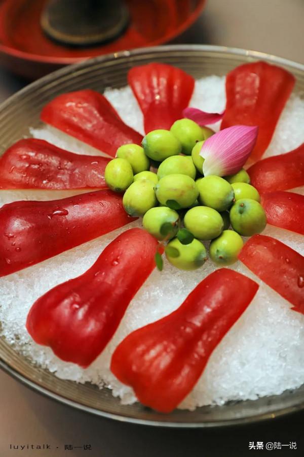 10人消費將近4000元，鮮松茸、大黃魚、羅氏蝦、私房牛肉都不錯