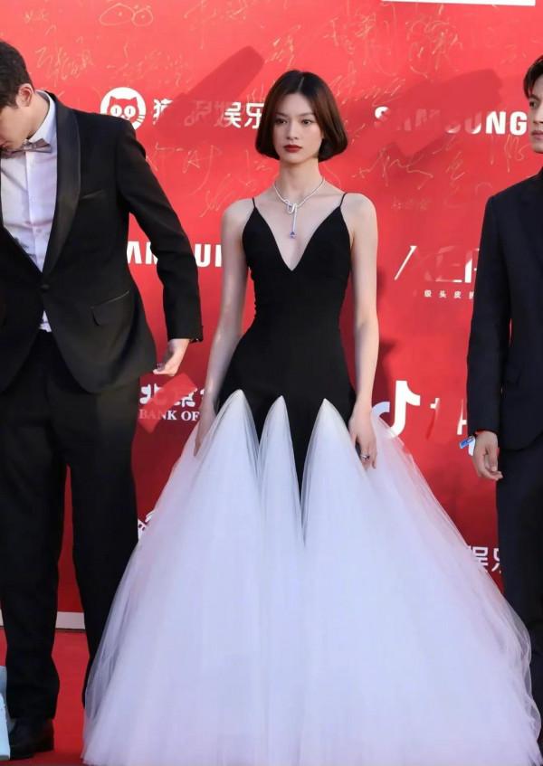 北影節紅毯女星:Angelababy紅心裙,張婧儀公主範,周冬雨P合照 北影節紅毯女星:Angelababy紅心裙,張婧儀公主範,周冬雨P合照