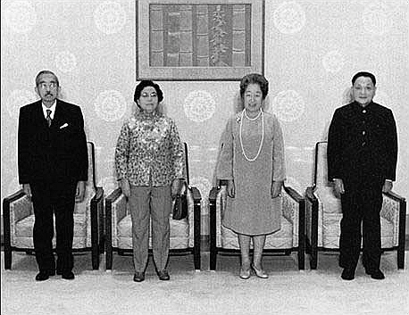 鄧小平訪日“自我批評”，引得記者鬨堂大笑，日媒：真是名不虛傳