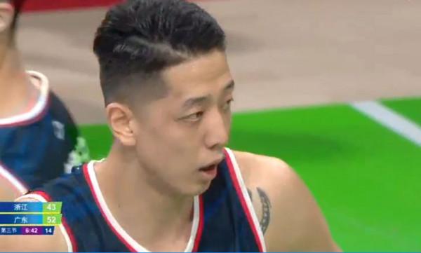 廣東男籃三駕馬車發力，以4分之差力克浙江隊，劉澤一空砍21分
