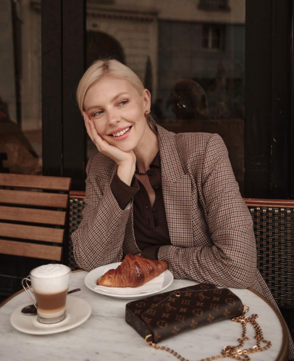 網紅“瞎吃”牛角麵包，惹怒巴黎人