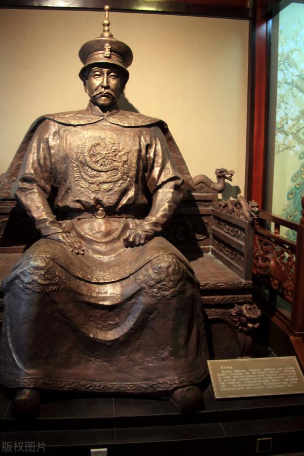 褚英捉住一個形跡可疑的人,努爾哈赤徹夜未眠,決定弄個水落石出 褚英捉住一個形跡可疑的人,努爾哈赤徹夜未眠,決定弄個水落石出