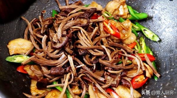 茶樹菇搭配五花肉,炒了一盤下飯菜,一上桌就被家人搶光了 茶樹菇搭配五花肉,炒了一盤下飯菜,一上桌就被家人搶光了
