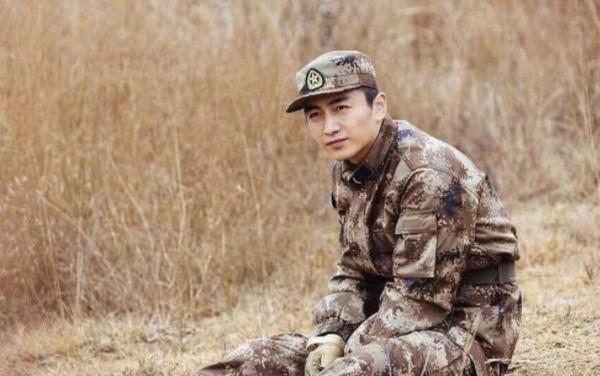 同樣是演軍人，肖戰張譯氣場強，黃景瑜像小混混，差別在於體態？